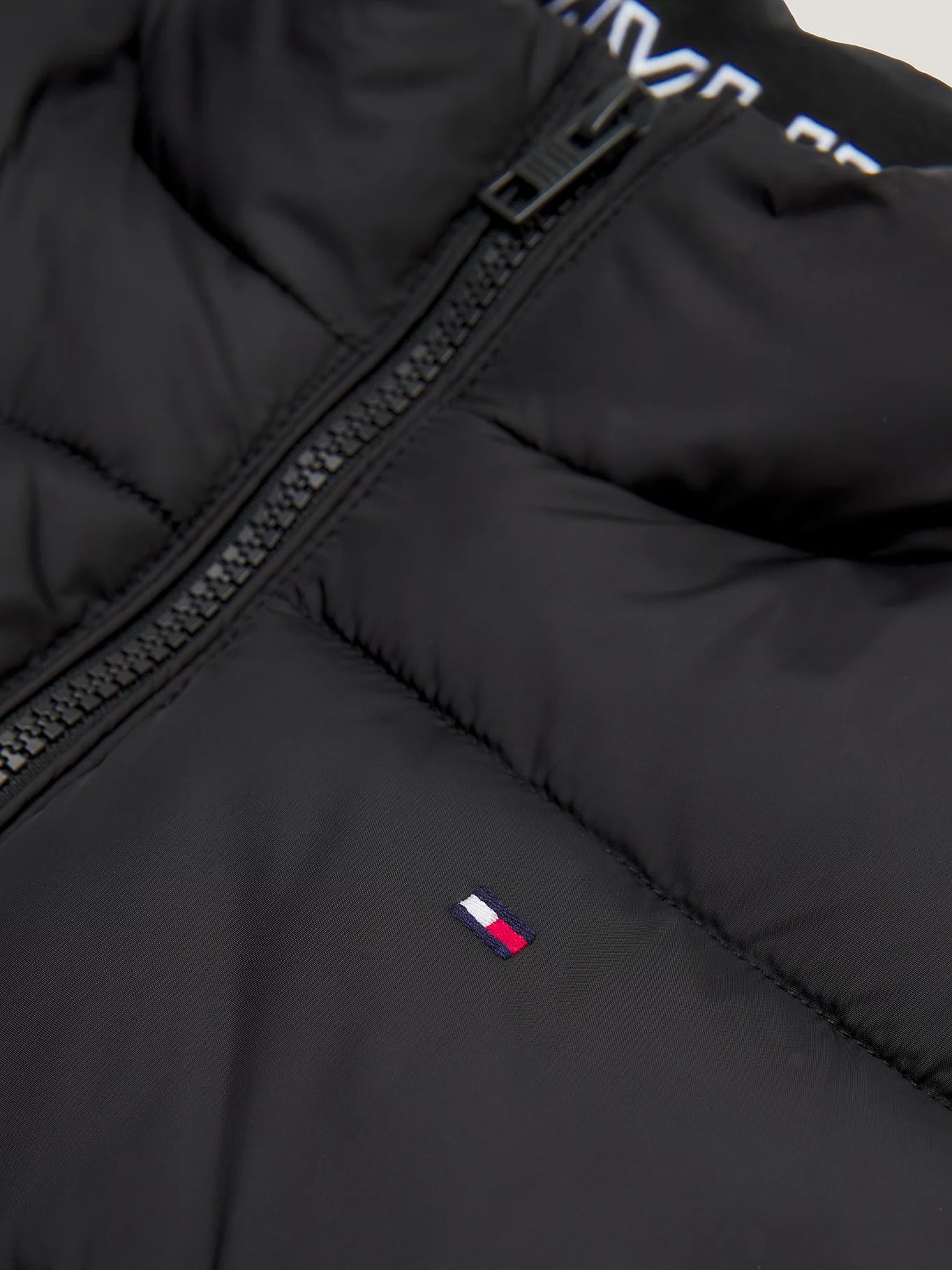 B ESSENTIAL PADDED VEST 220799